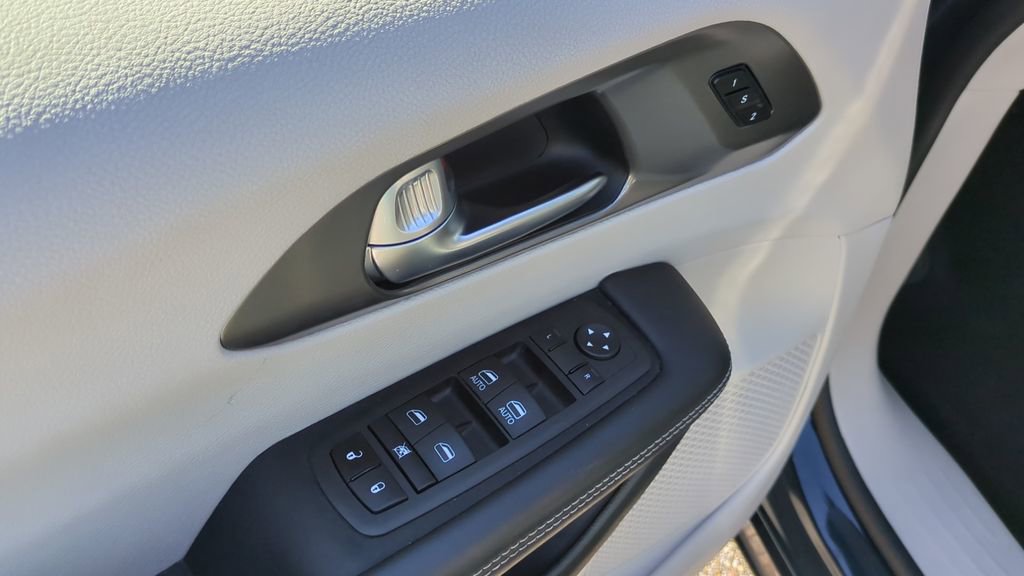 Used 2024 Chrysler Pacifica Touring-L image 13