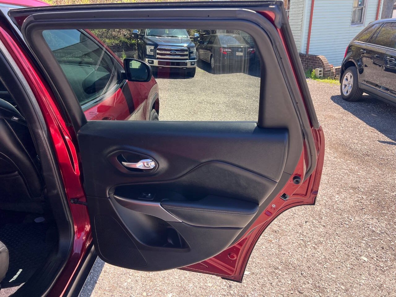 Used 2019 Jeep Cherokee Latitude Plus w/ Cold Weather Group AWD/4WD image 16