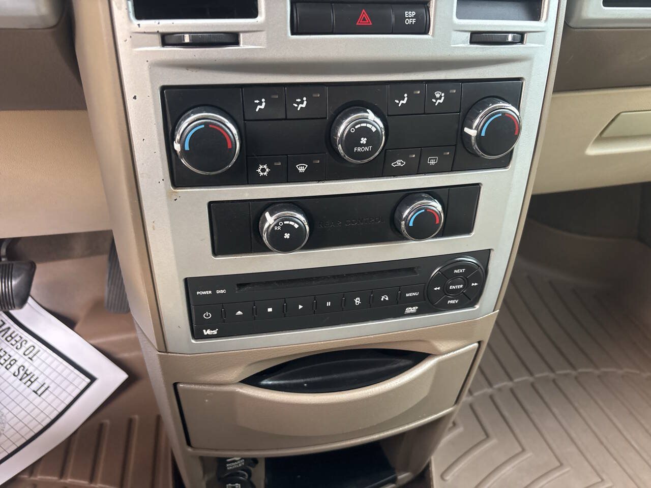 Used 2010 Chrysler Town & Country Touring w/ Entertainment Group #2 FWD image 20