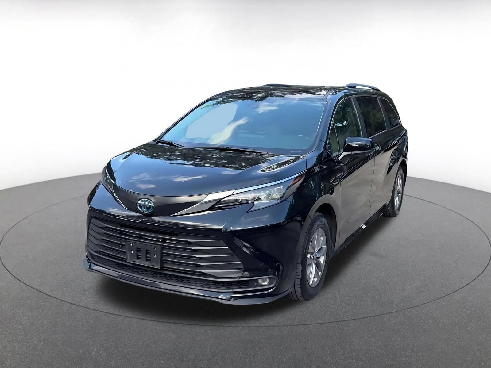 Used 2025 Toyota Sienna XLE FWD image 6