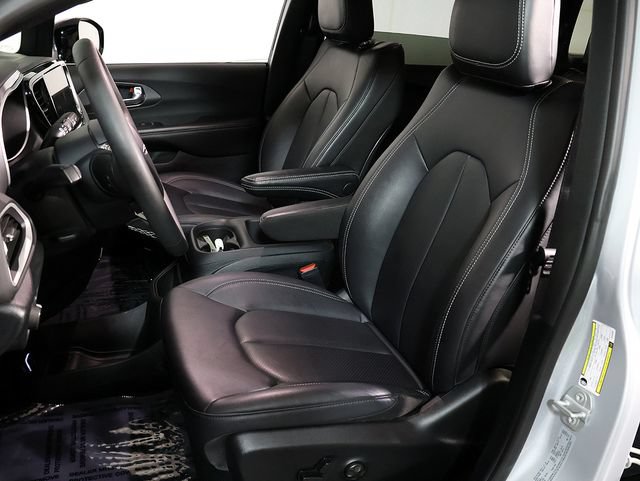 Used 2026 Chrysler Pacifica Select FWD image 4