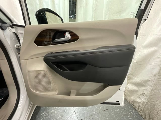 Used 2023 Chrysler Pacifica Limited FWD image 22