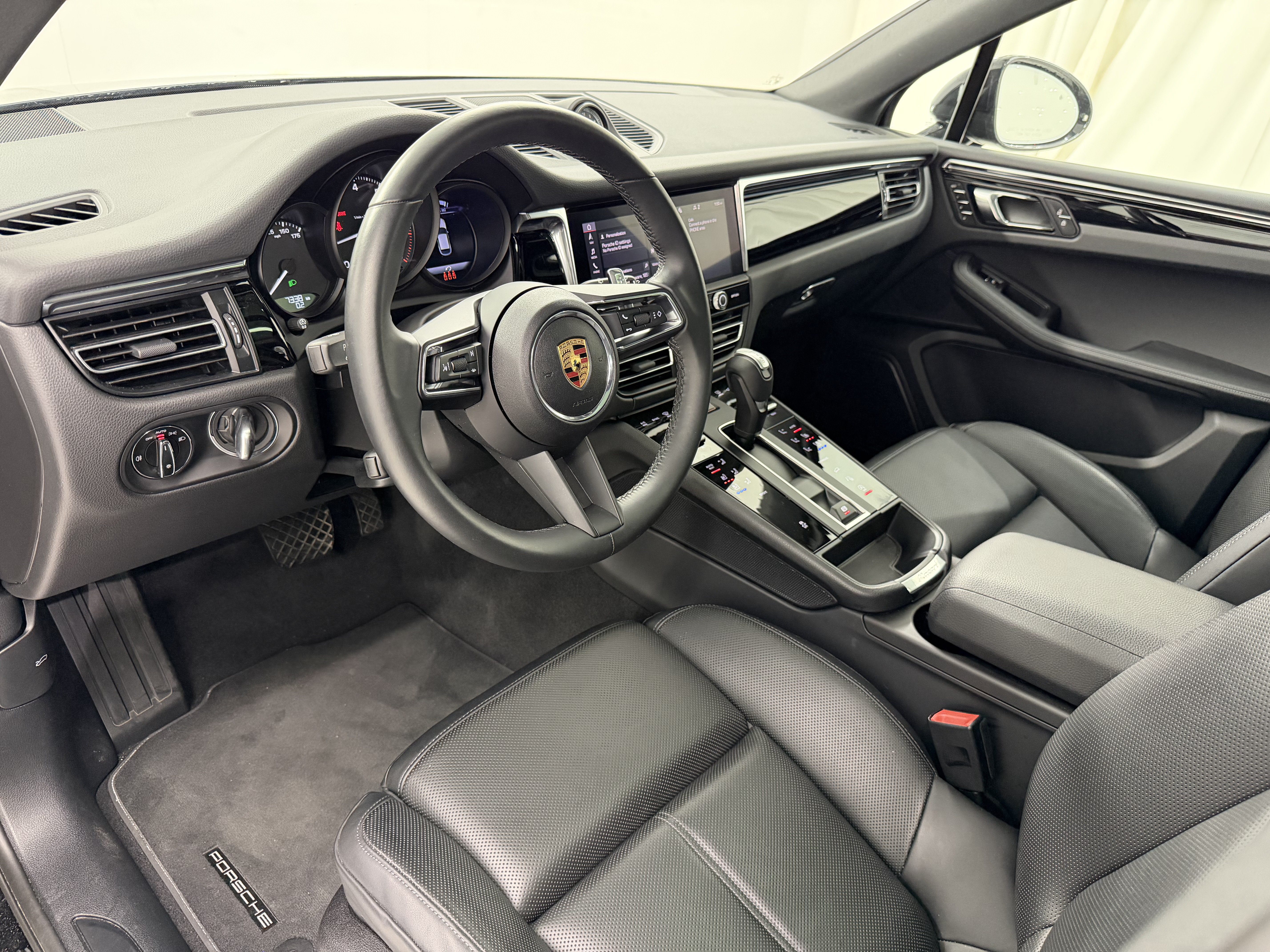 Certified 2025 Porsche Macan AWD/4WD image 4