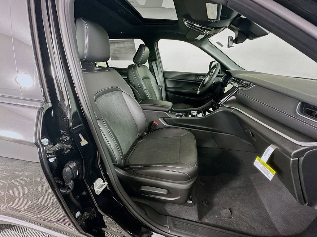 New 2025 Jeep Grand Cherokee L Altitude image 37