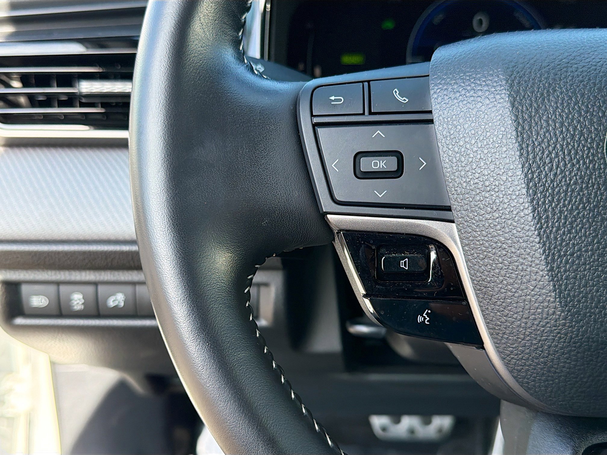 Used 2025 Toyota Camry SE image 35