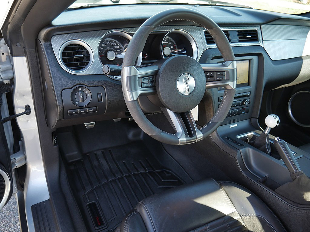Used 2010 Ford Mustang Shelby GT500 RWD image 12