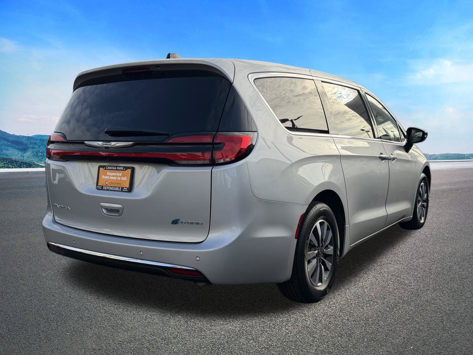 Certified 2024 Chrysler Pacifica Limited FWD image 10