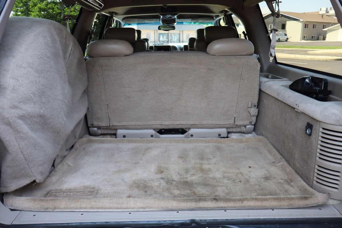 Used 1999 GMC Suburban 4WD w/ Convenience Group image 20