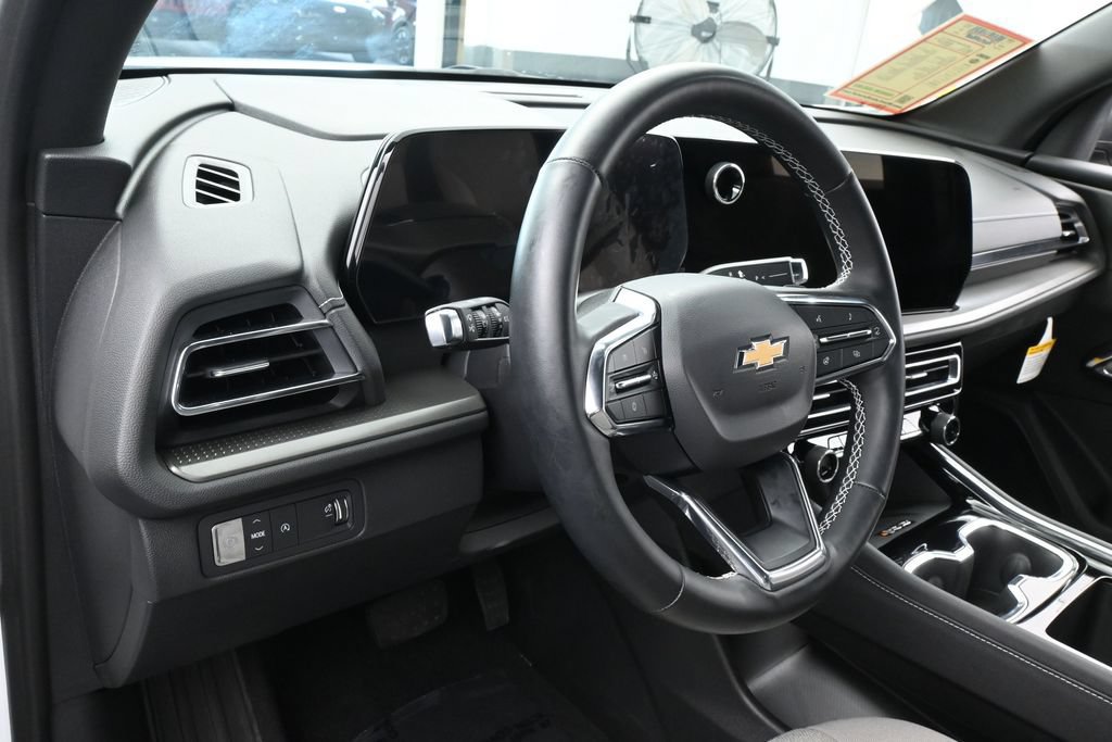 Used 2025 Chevrolet Traverse LT FWD image 15