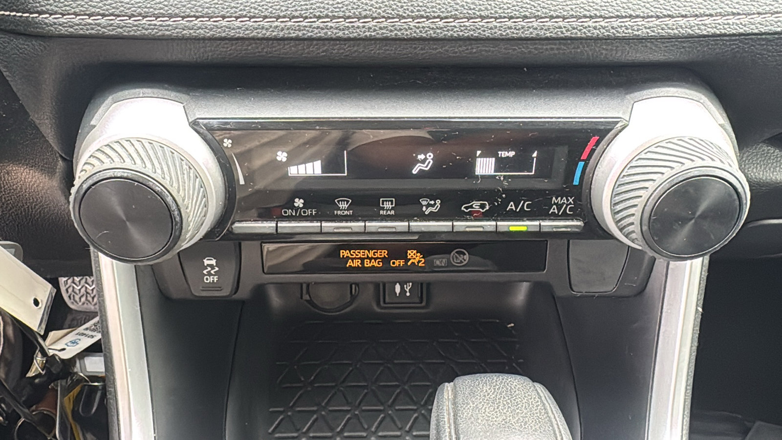 Used 2019 Toyota RAV4 LE FWD image 19