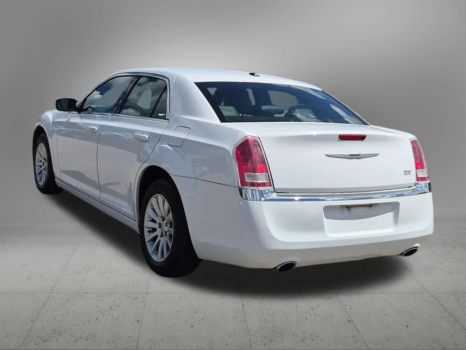 Used 2014 Chrysler 300 RWD image 4
