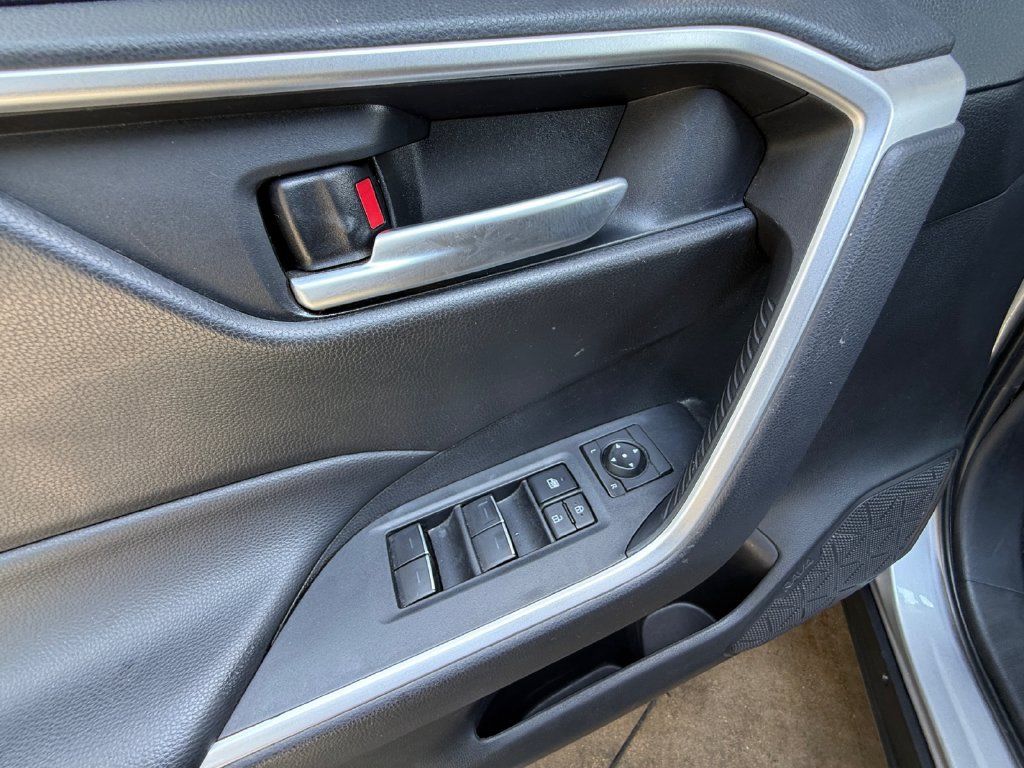Used 2025 Toyota RAV4 XLE AWD/4WD image 11