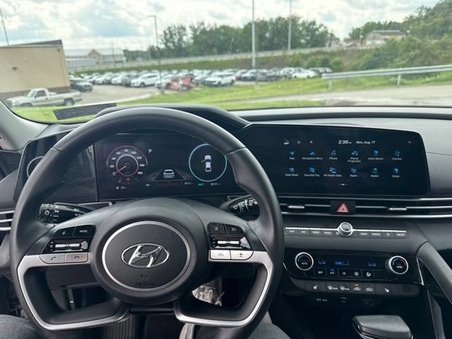 Used 2023 Hyundai Elantra SEL w/ Convenience Package FWD image 12