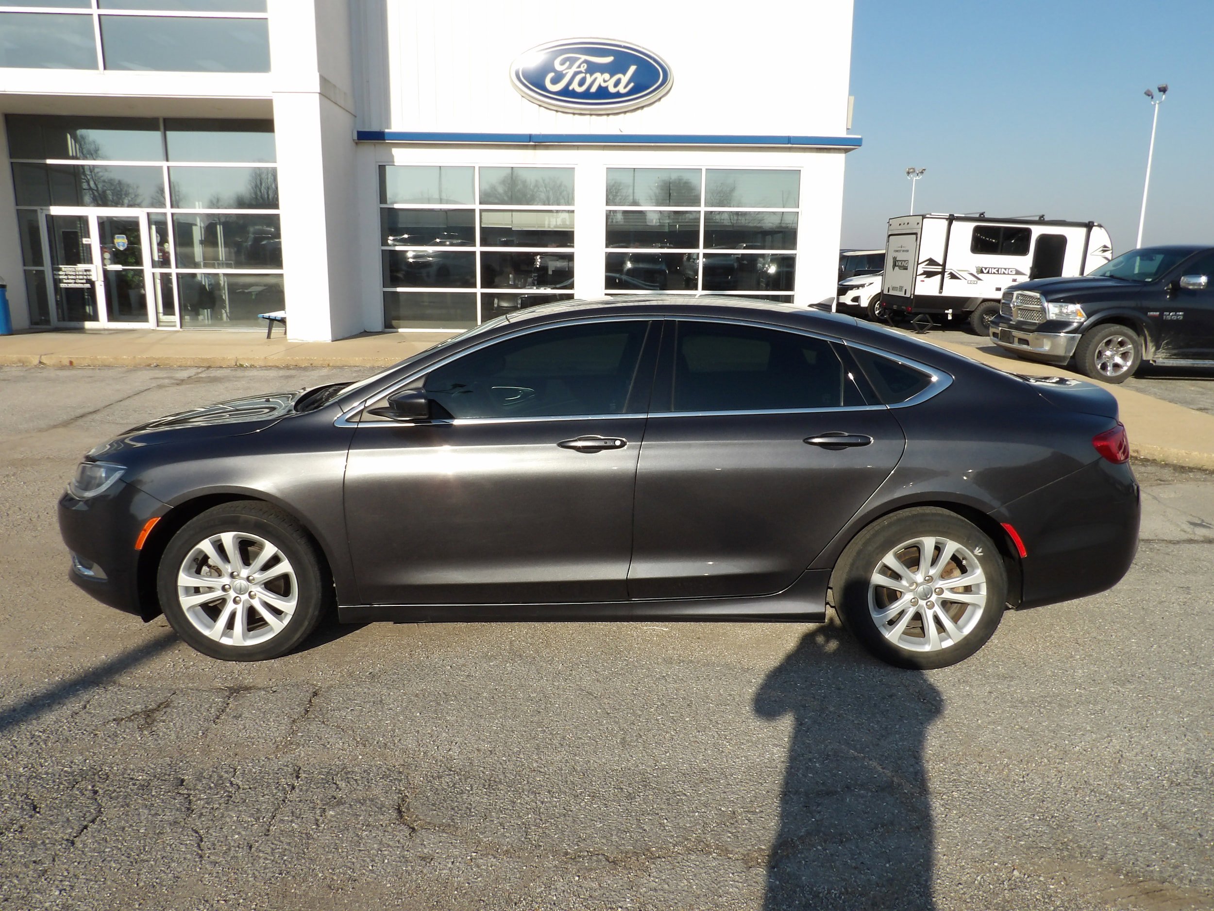 Used 2017 Chrysler 200 Limited Platinum image 1