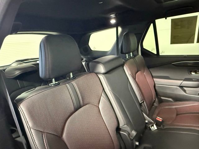 Used 2025 Honda Pilot Black Edition image 43