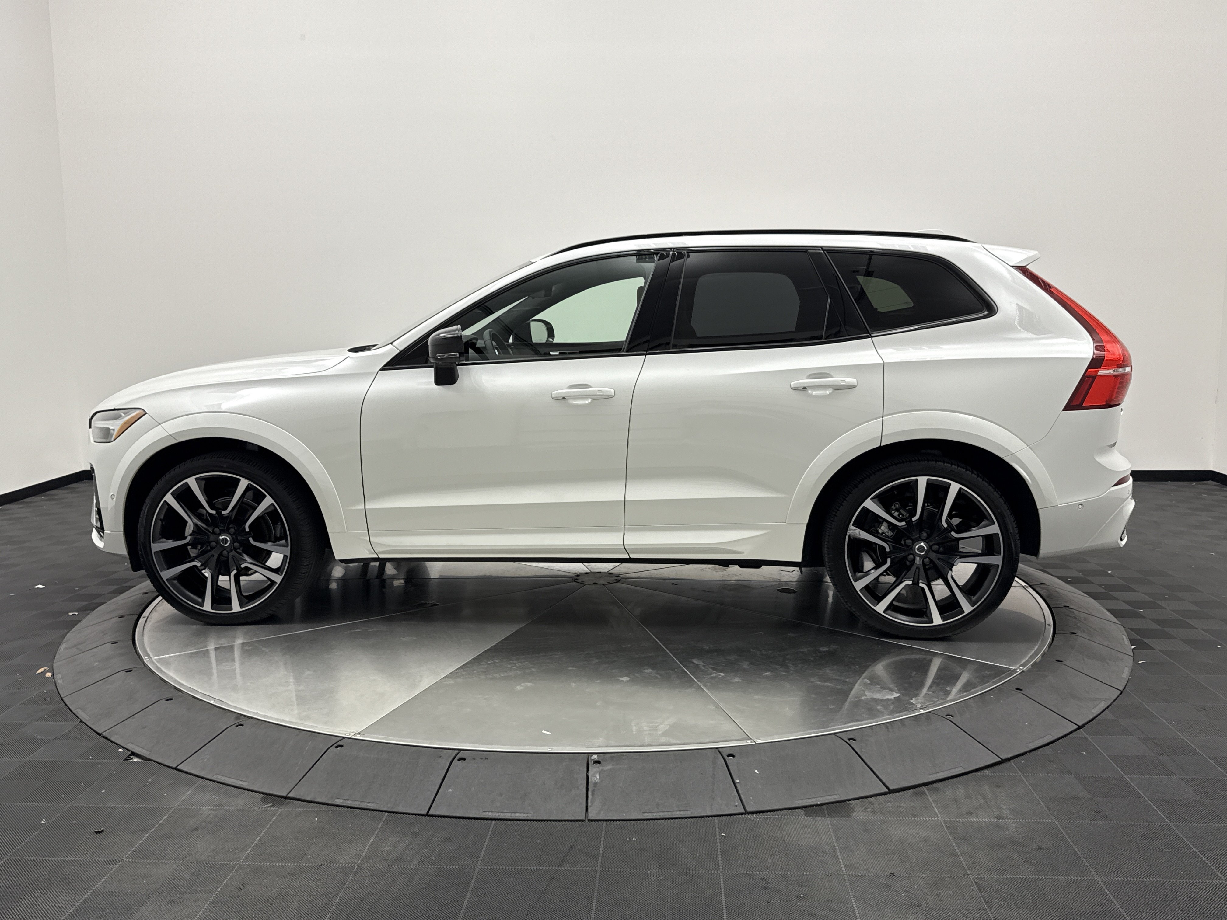 Certified 2025 Volvo XC60 B5 Ultra w/ Protection Package Premier AWD/4WD image 5