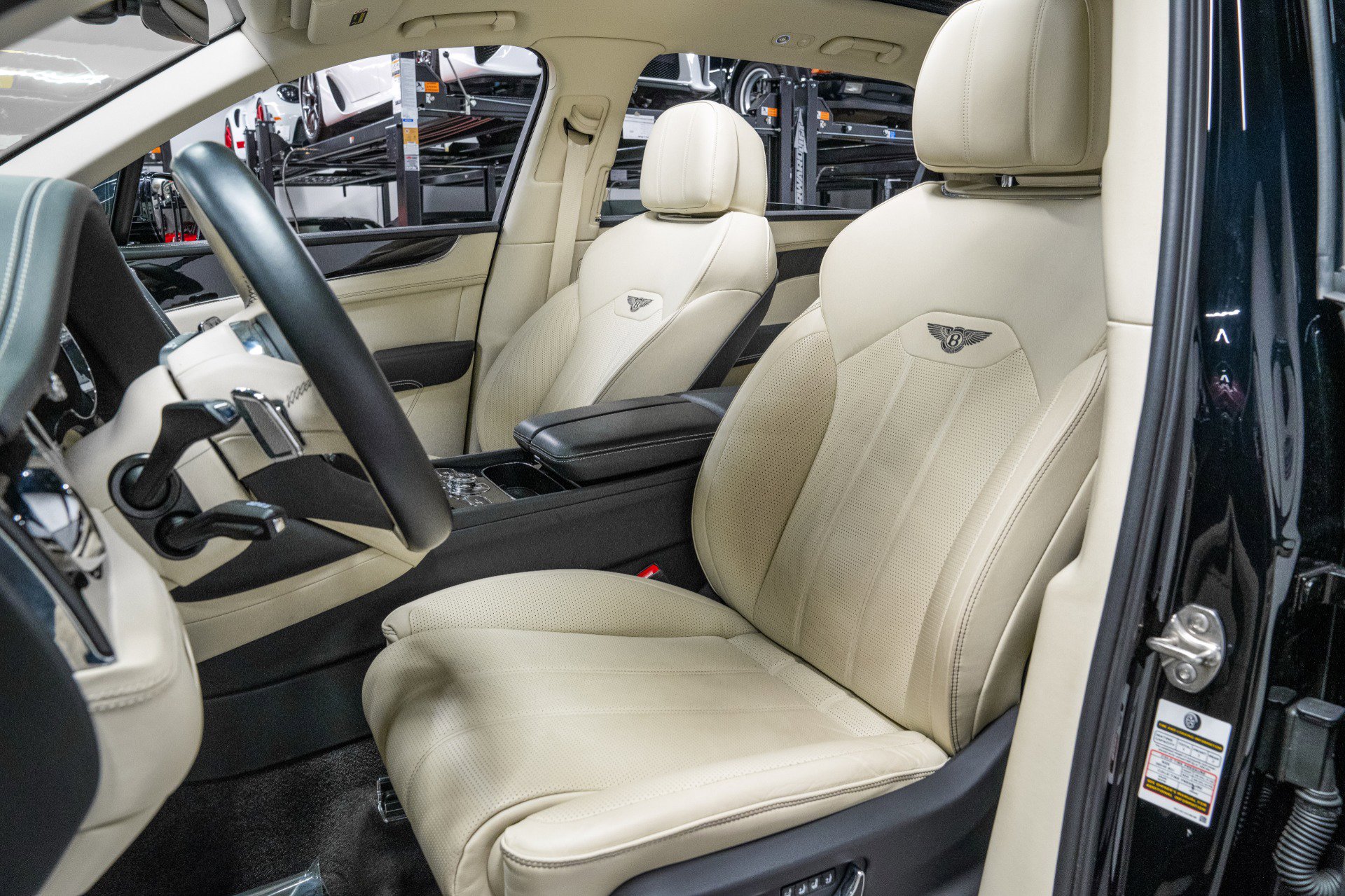 Used 2024 Bentley Bentayga Extended Wheelbase image 21