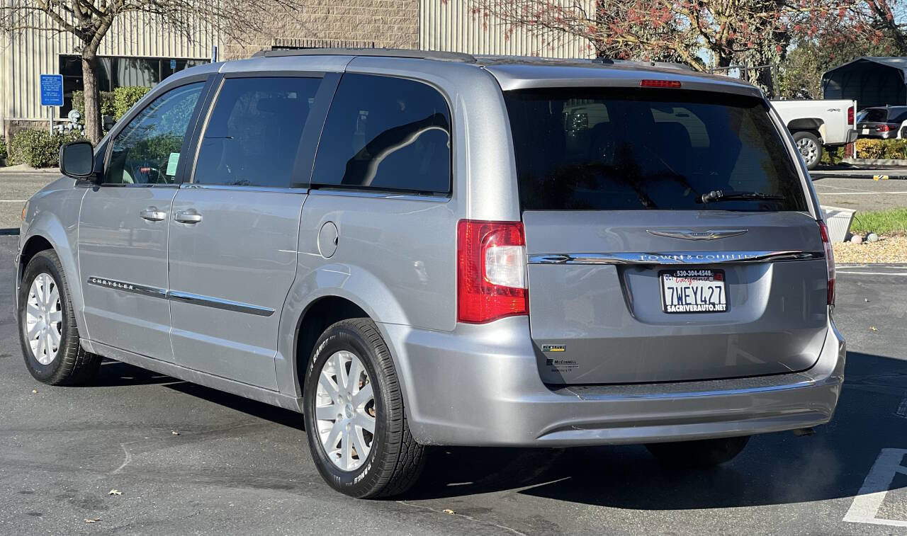 Used 2016 Chrysler Town & Country Touring image 4