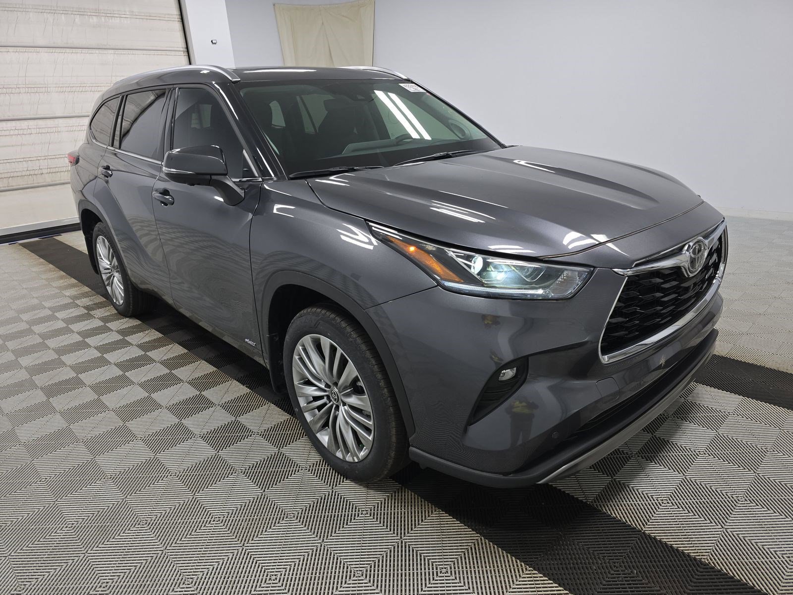 Used 2025 Toyota Highlander Platinum image 3