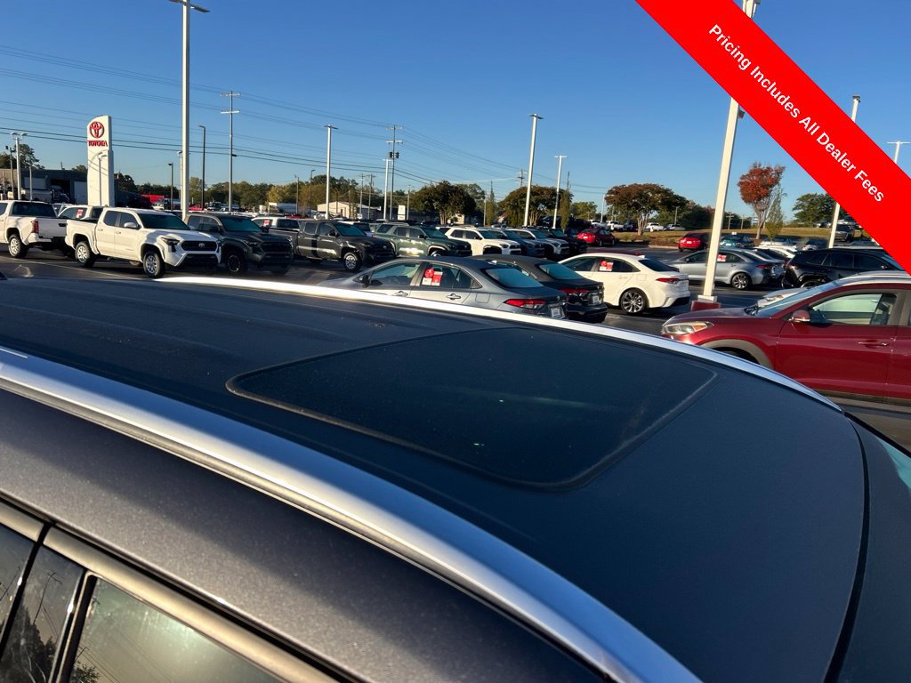 Used 2020 Toyota Highlander XLE FWD image 3