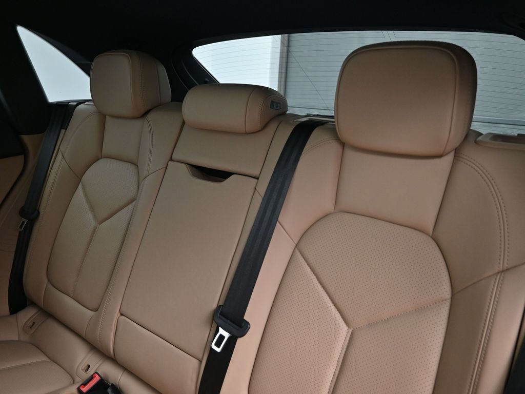 Certified 2022 Porsche Macan S image 6