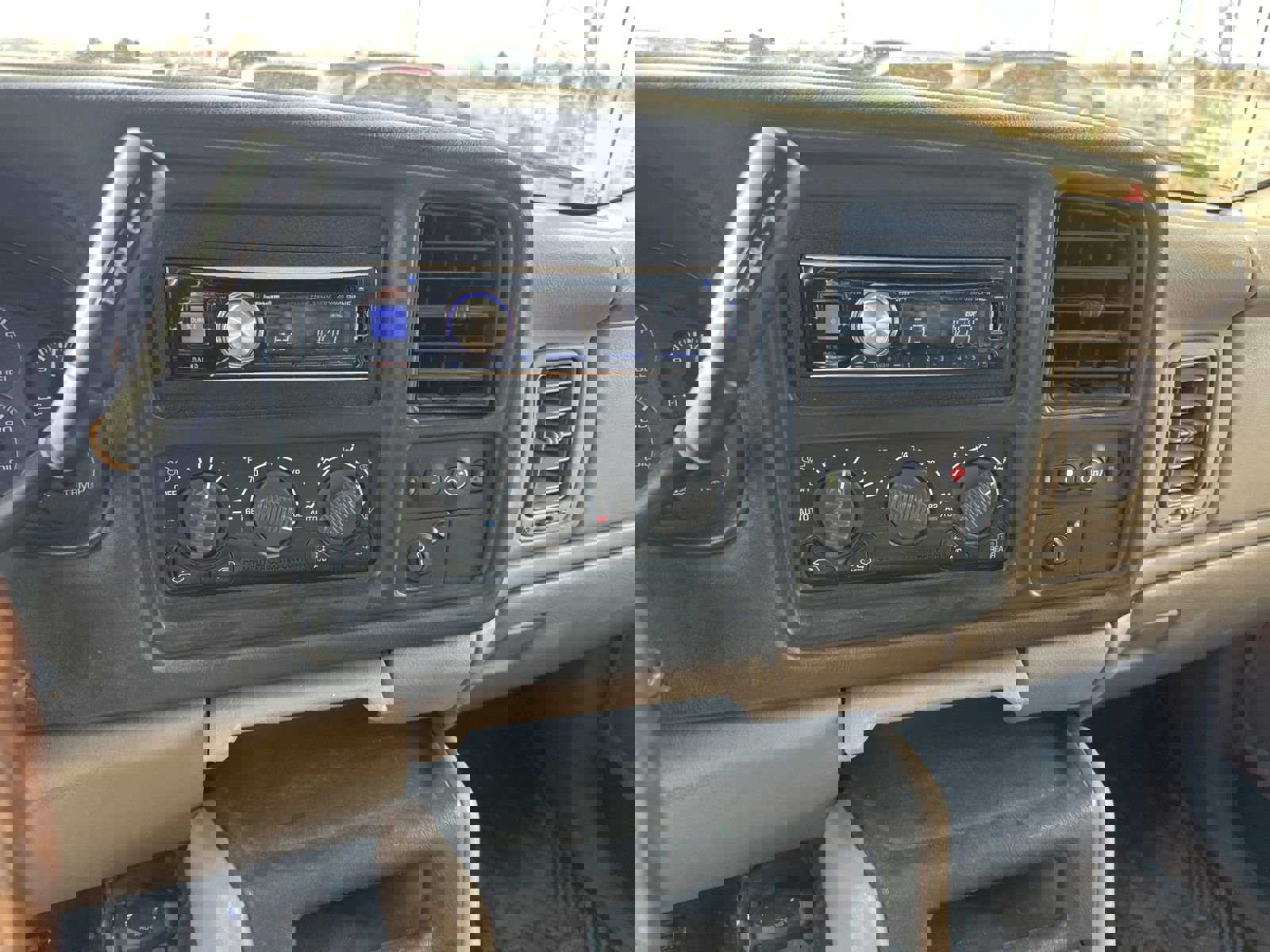 Used 2002 Chevrolet Avalanche 2500 w/ Convenience Pkg image 11