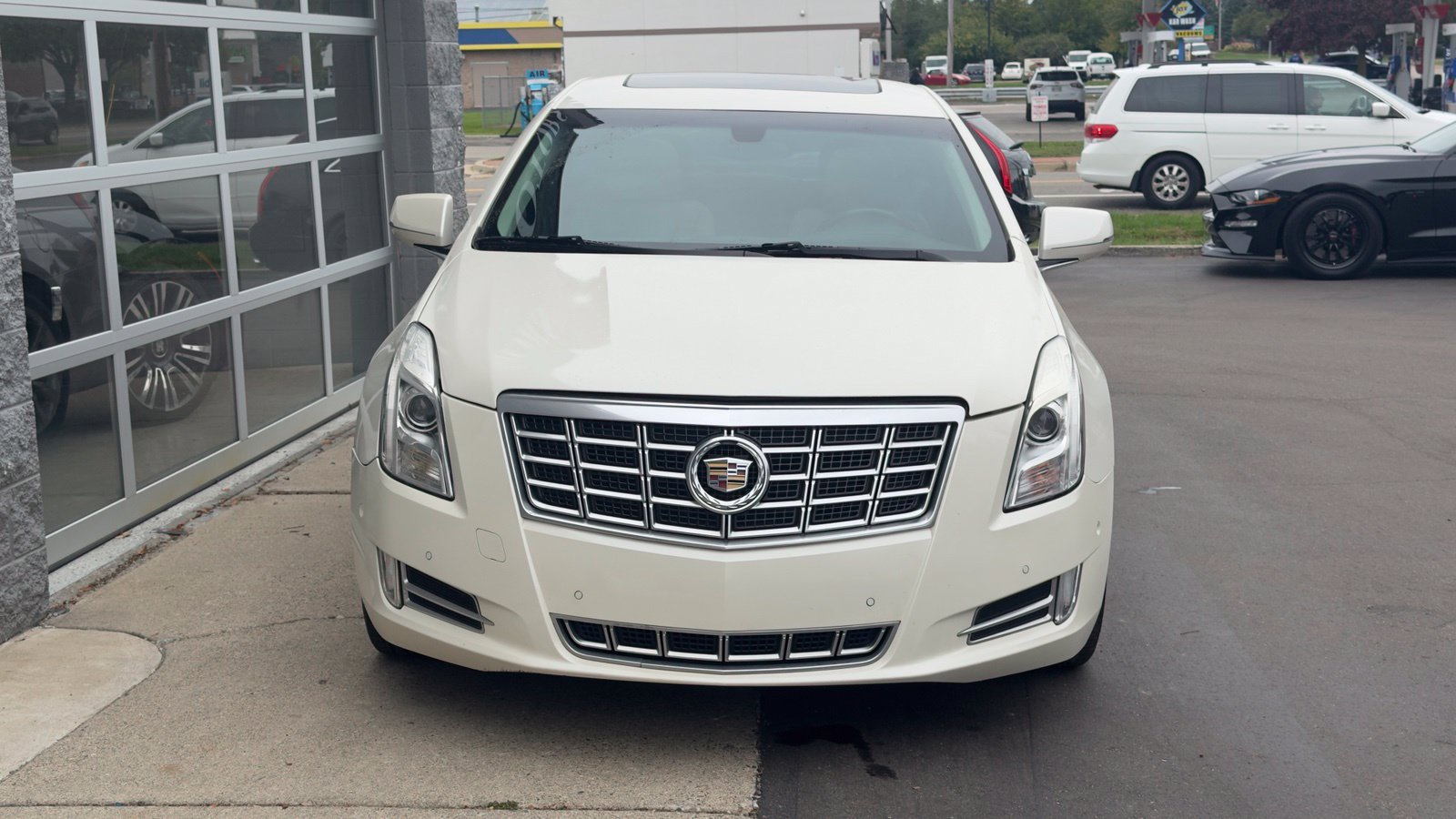 Used 2015 Cadillac XTS Luxury FWD image 2