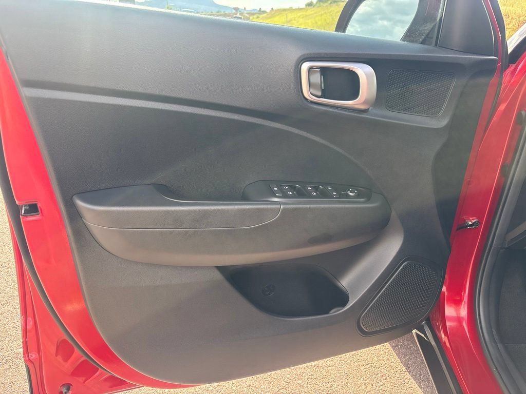 Used 2025 Hyundai Venue SE FWD image 12