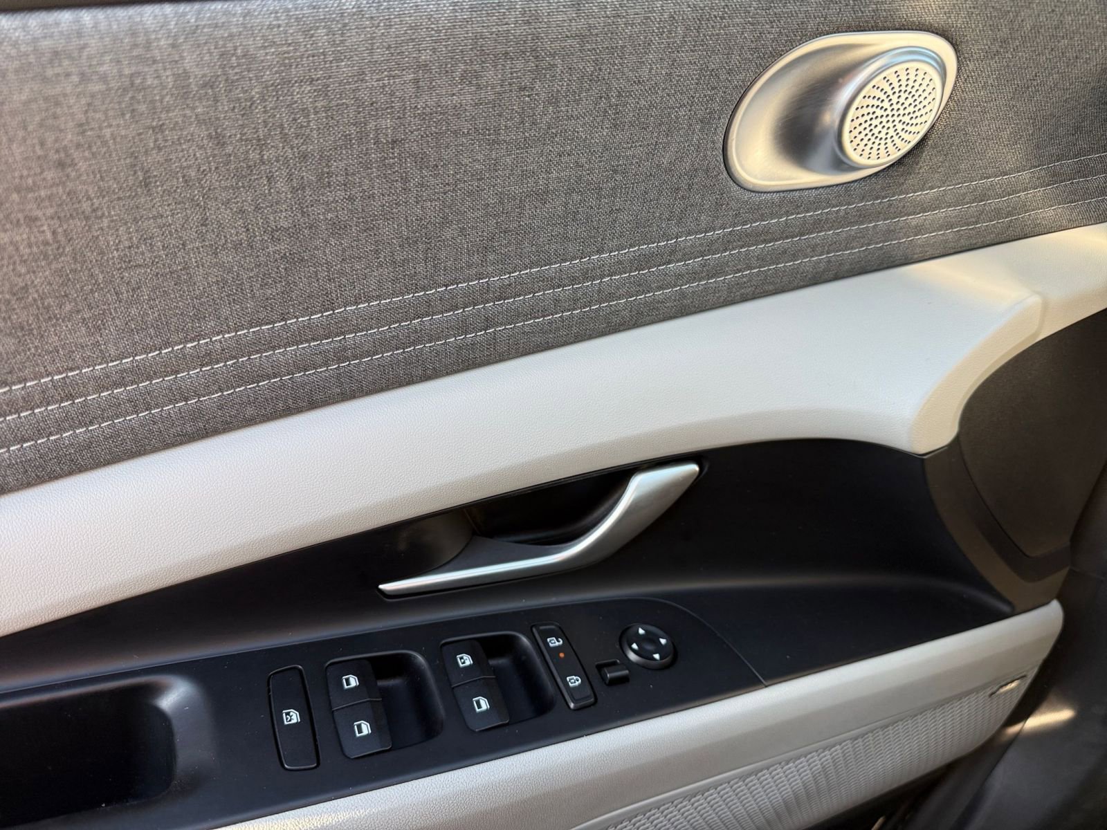 Used 2025 Hyundai Elantra Limited image 18