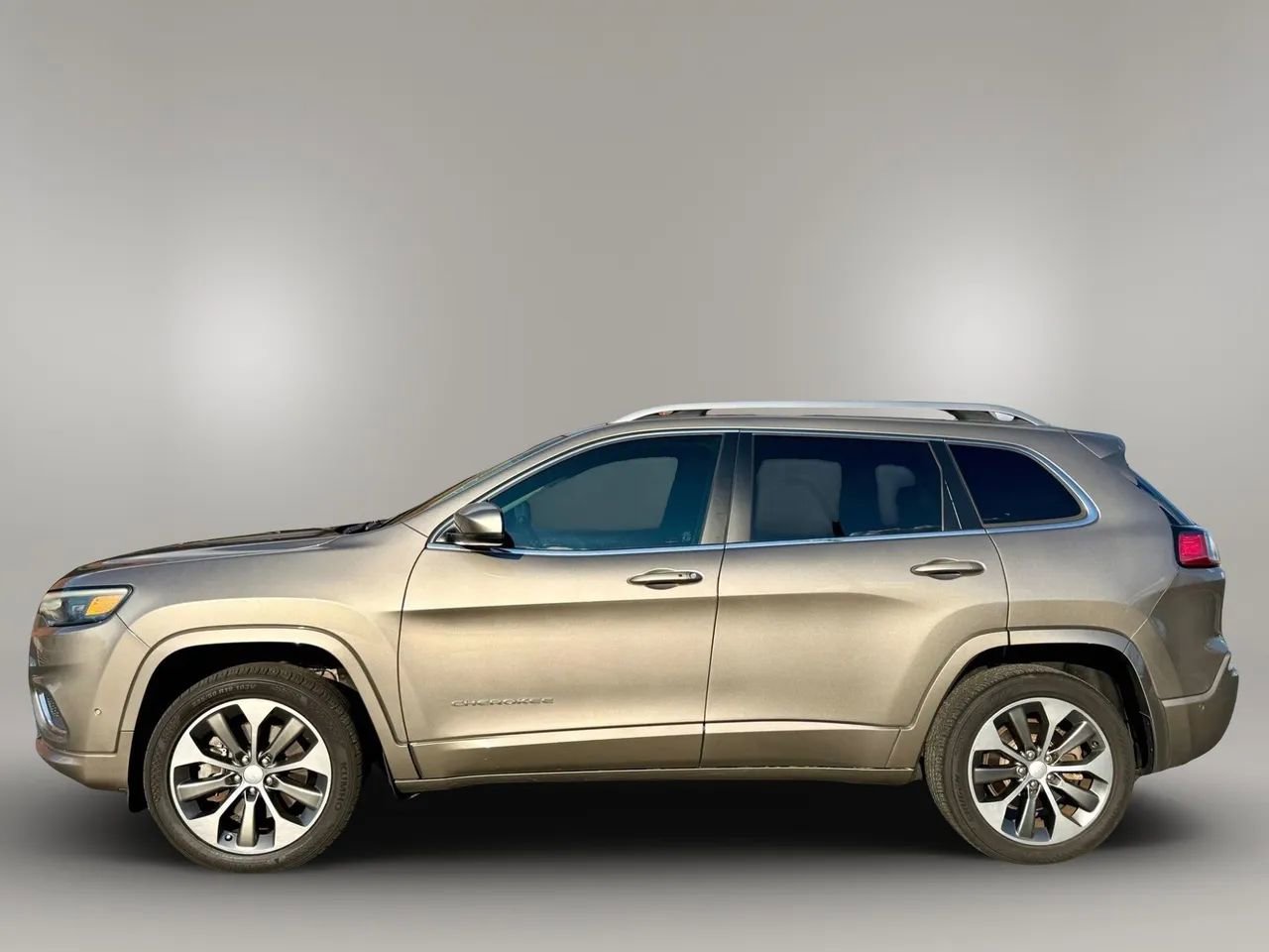 Used 2019 Jeep Cherokee Overland w/ Technology Group AWD/4WD image 2