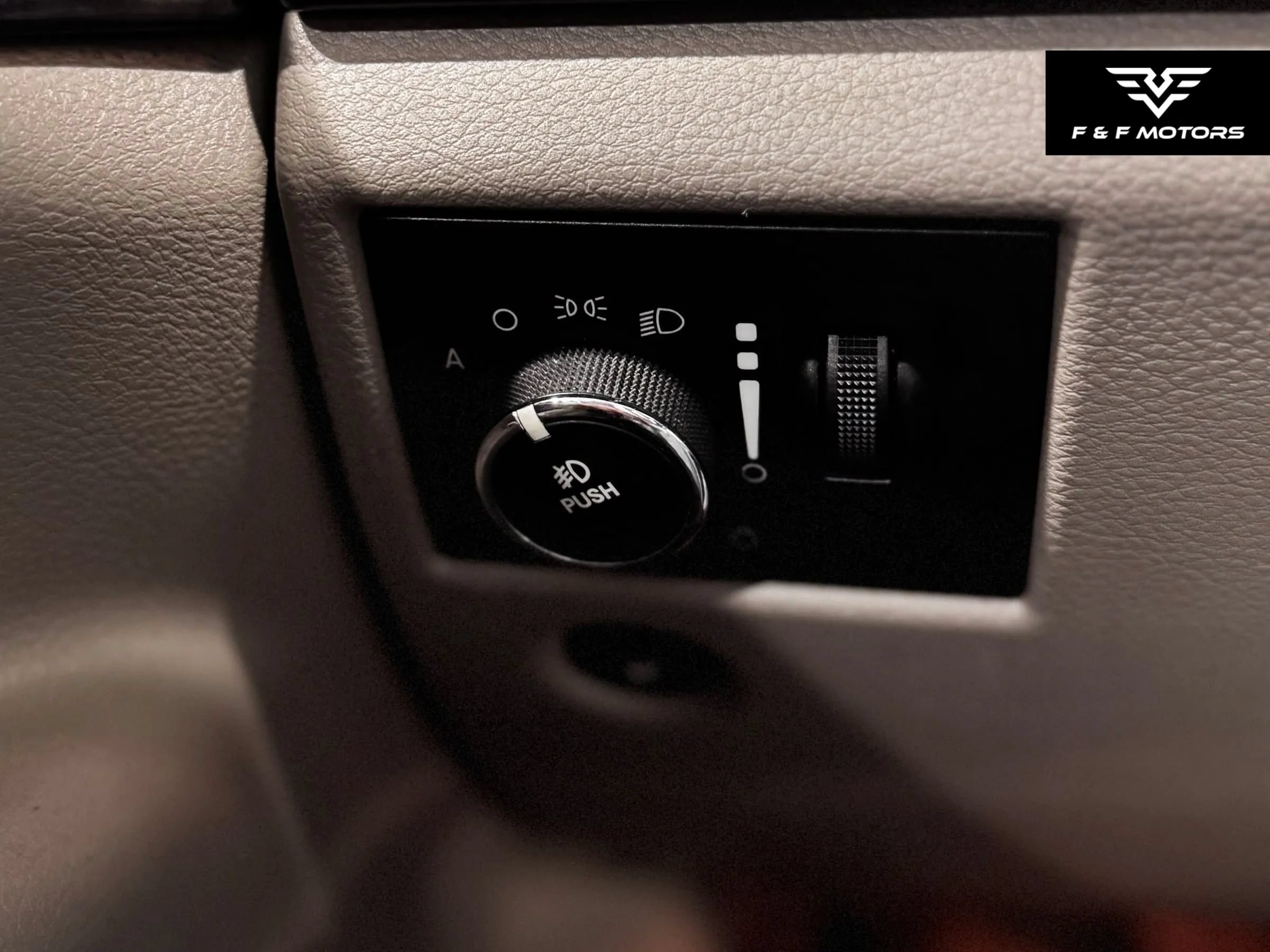 Used 2011 Jeep Grand Cherokee Laredo AWD/4WD image 10