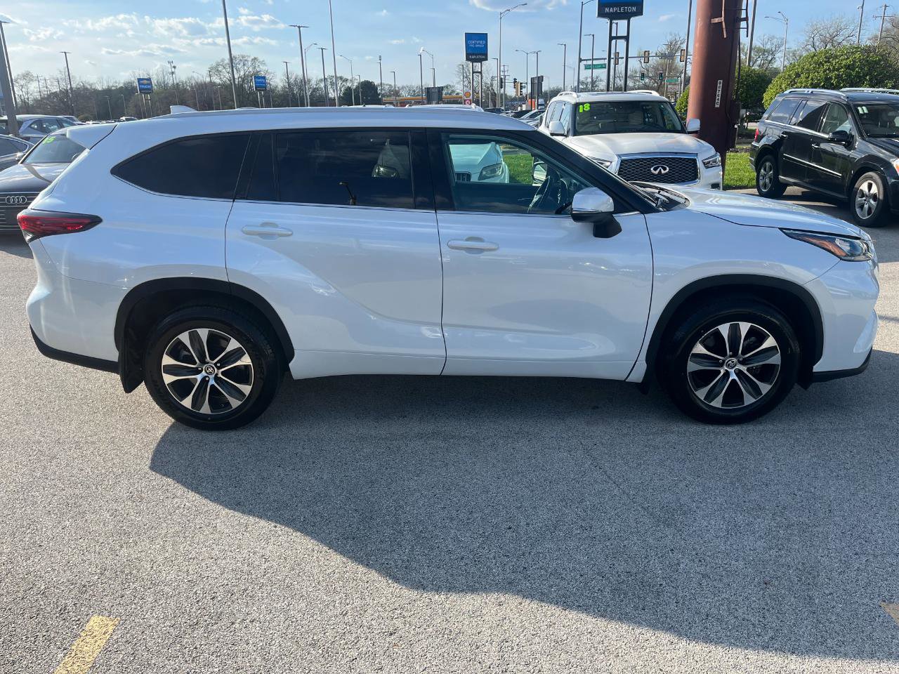 Used 2022 Toyota Highlander XLE AWD/4WD image 6