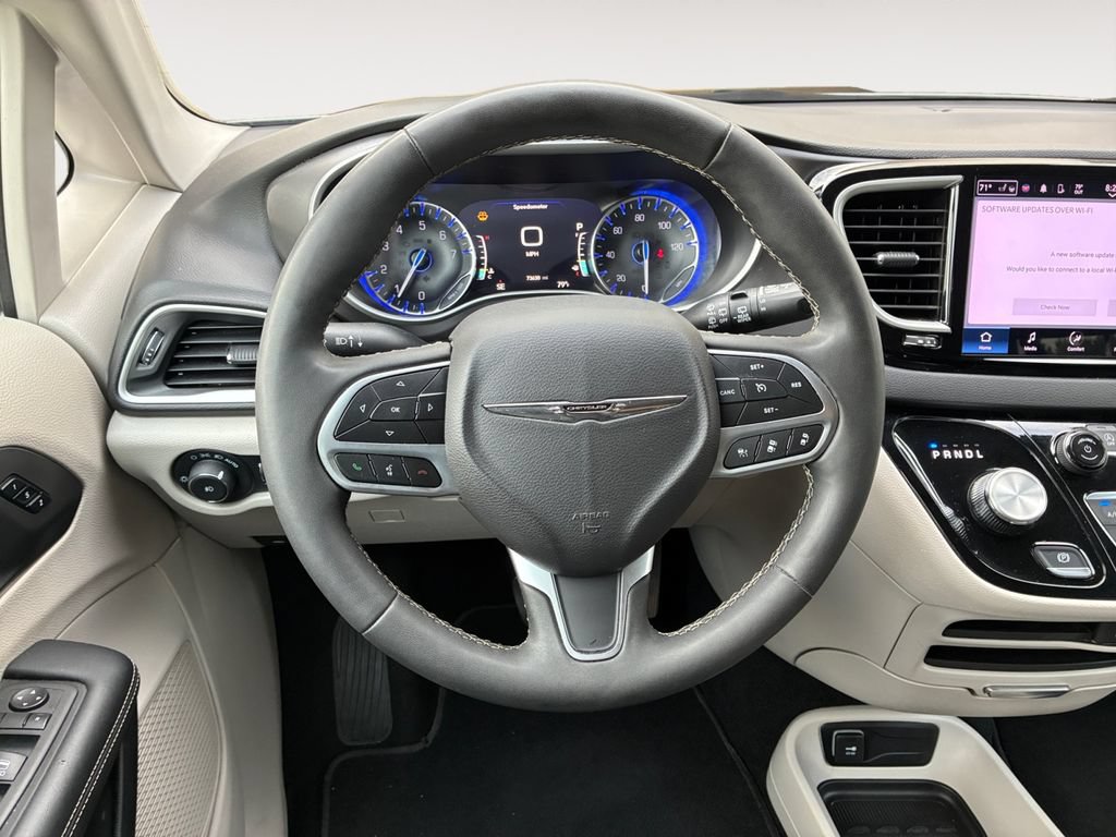Used 2024 Chrysler Pacifica Touring-L FWD image 12
