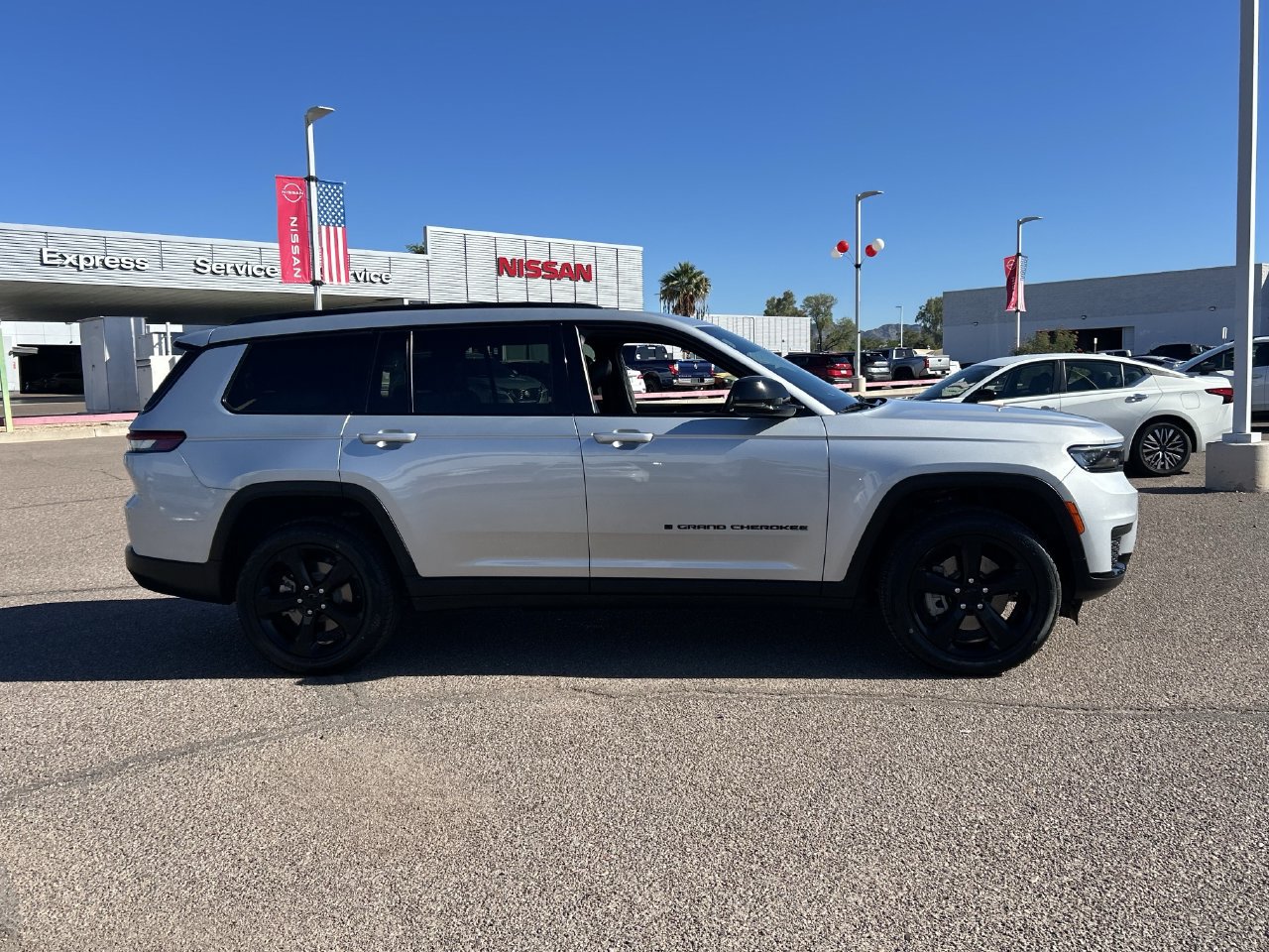 Used 2022 Jeep Grand Cherokee L Laredo RWD image 6