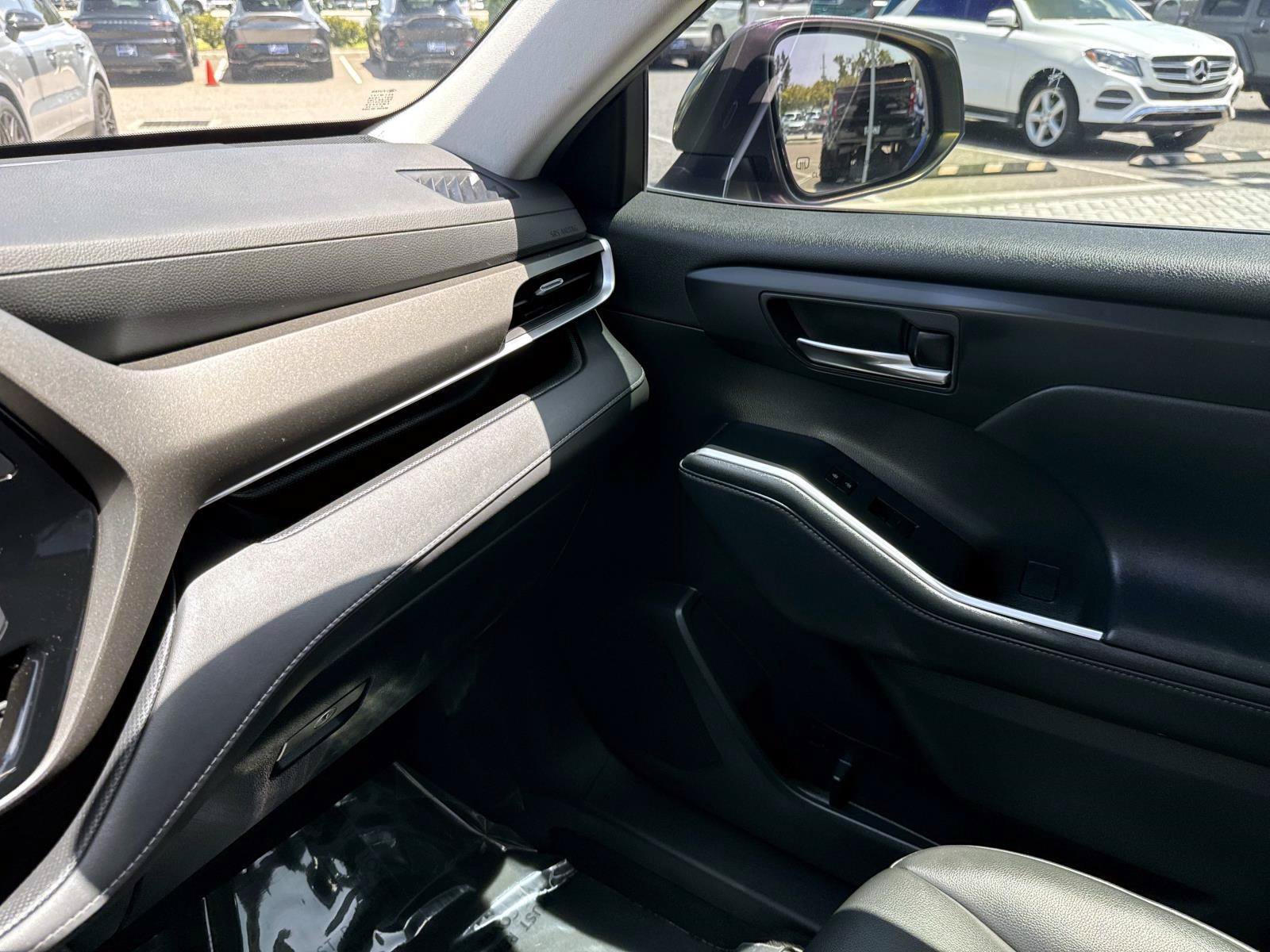Used 2022 Toyota Highlander XLE AWD/4WD image 25