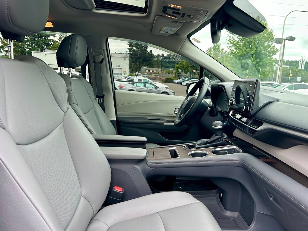 Certified 2022 Toyota Sienna XLE w/ XLE Plus Package FWD image 18