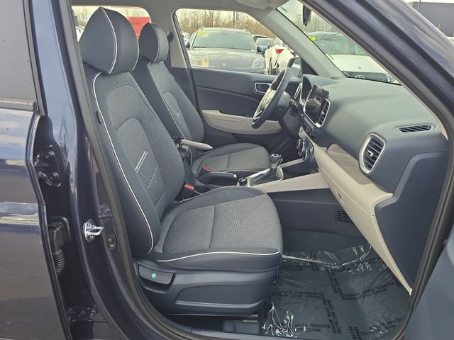 Used 2025 Hyundai Venue Limited image 23