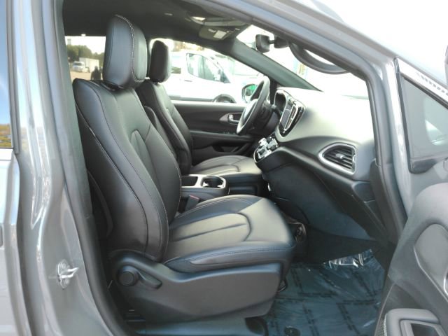 Used 2025 Chrysler Pacifica Select image 21