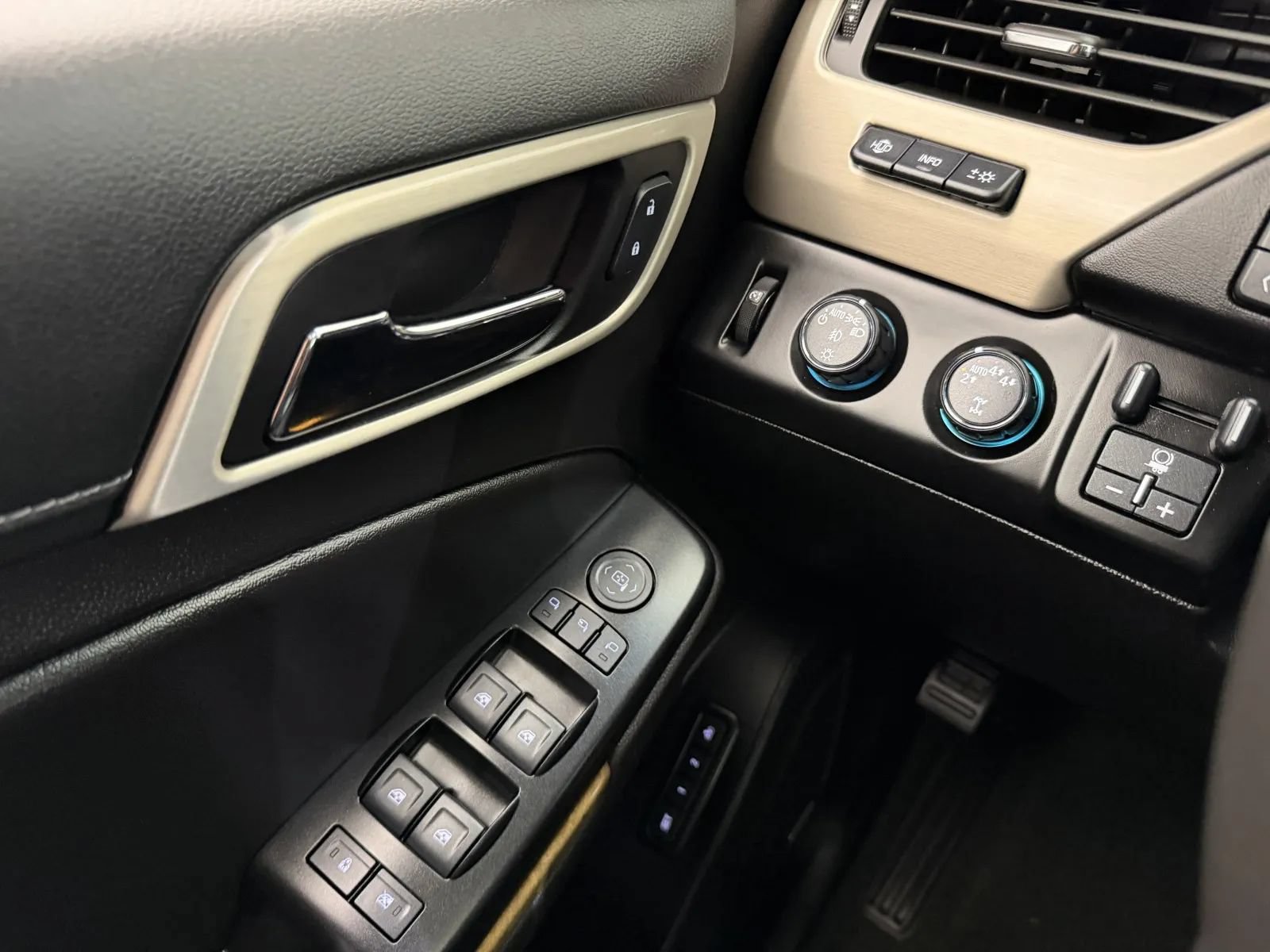 Used 2017 GMC Yukon XL Denali w/ Open Road Package AWD/4WD image 14