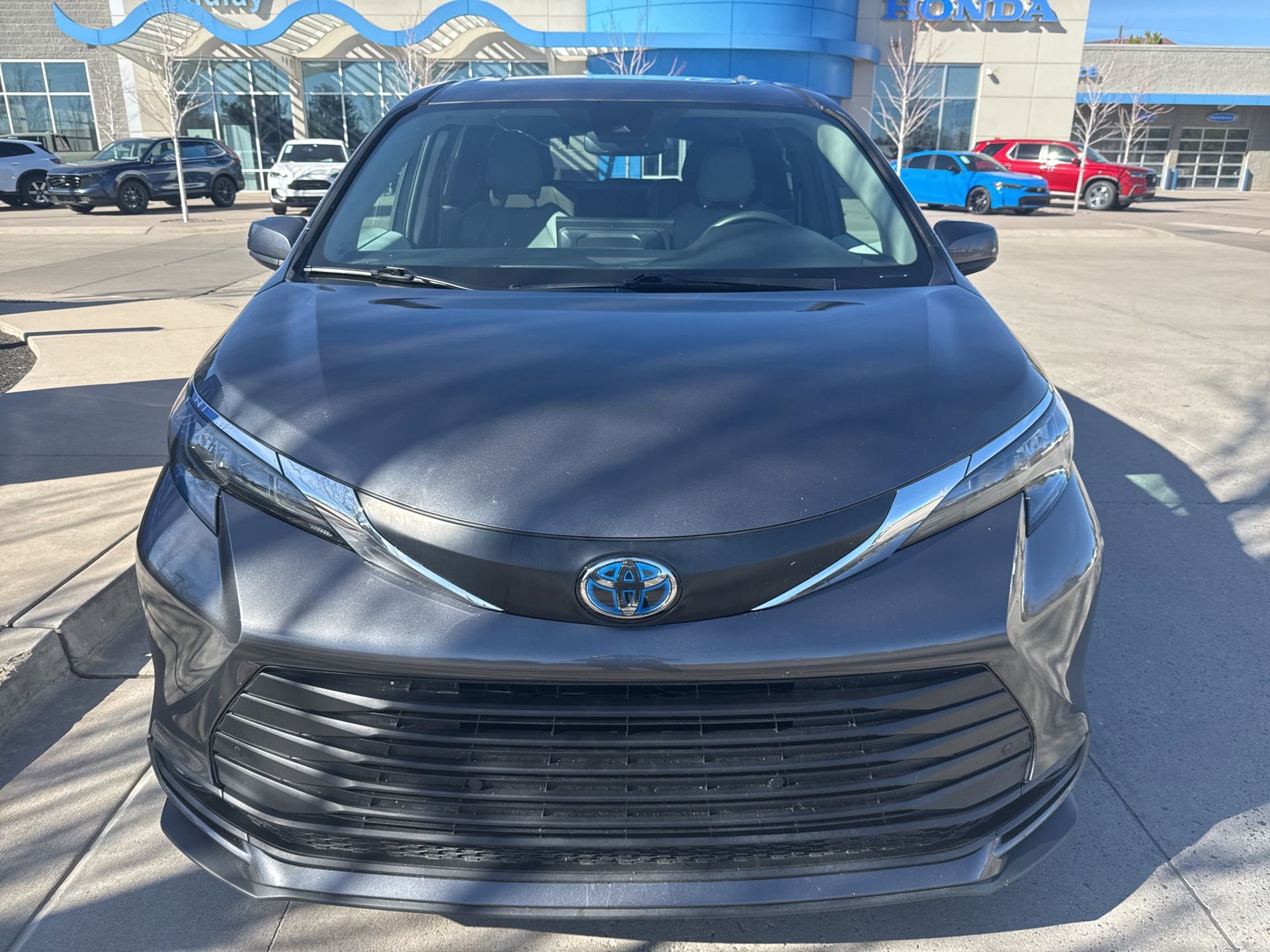 Used 2025 Toyota Sienna XLE image 2