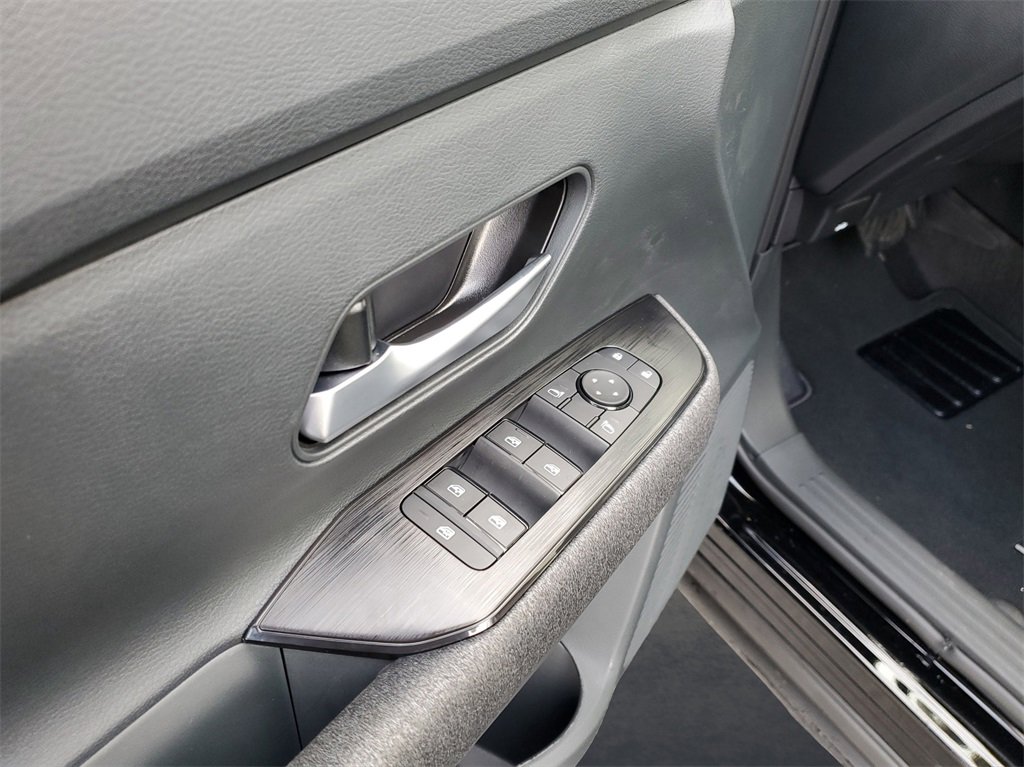 Used 2025 Nissan Kicks SV image 15