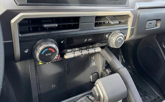Certified 2025 Toyota Tacoma SR5 AWD/4WD image 15