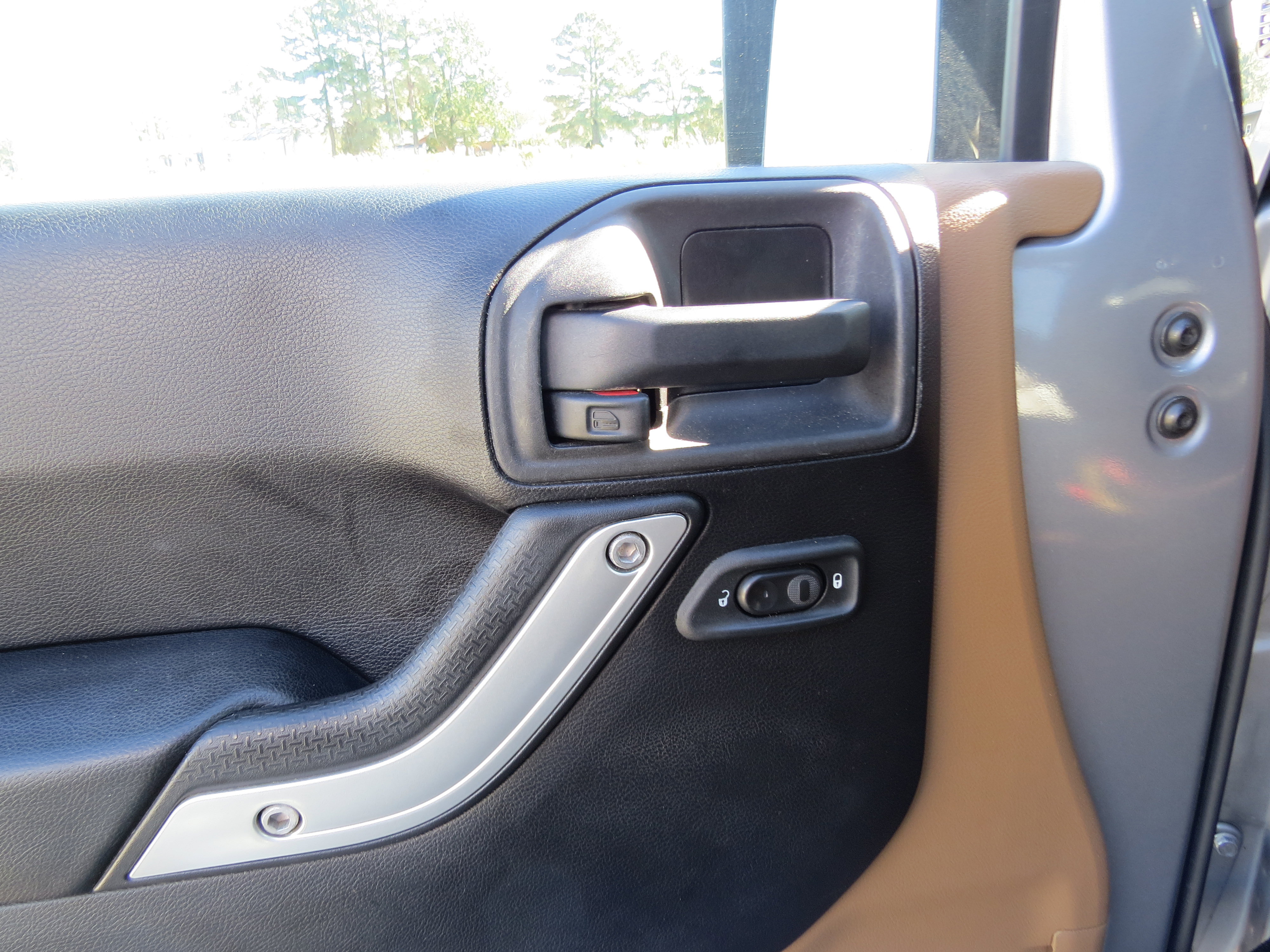 Used 2015 Jeep Wrangler Unlimited Rubicon w/ Connectivity Group image 15