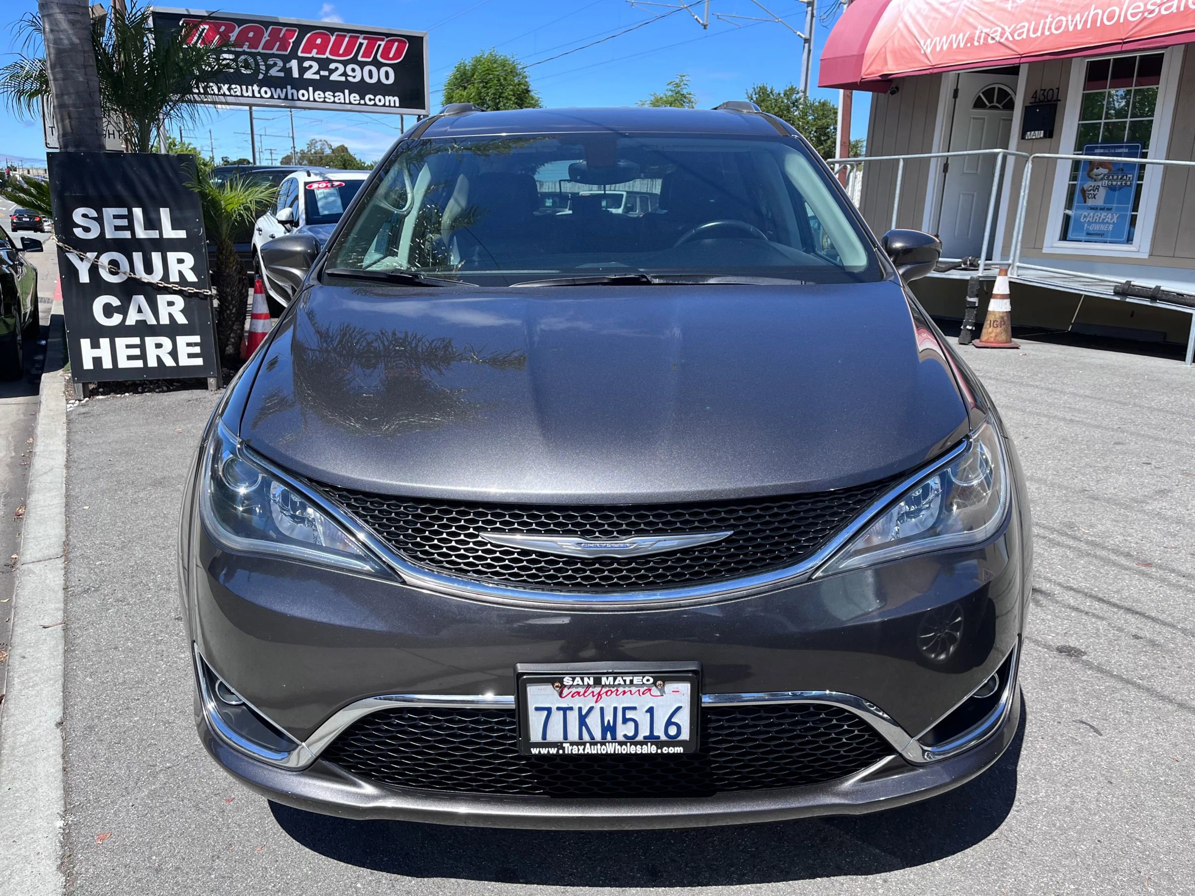 Used 2017 Chrysler Pacifica Touring-L Plus w/ Tire & Wheel Group FWD image 2