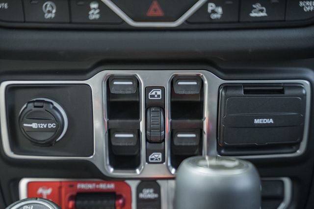 Used 2025 Jeep Wrangler Unlimited Rubicon AWD/4WD image 25