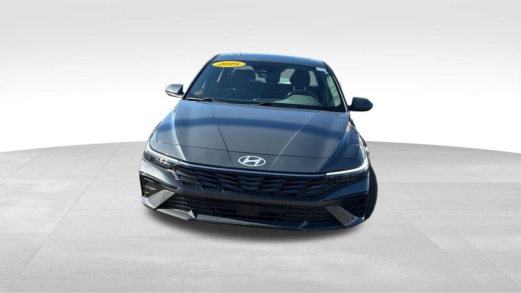 Used 2025 Hyundai Elantra SEL image 2
