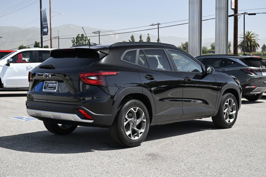 New 2026 Chevrolet Trax LT w/ LPO, Blackout Package FWD image 4