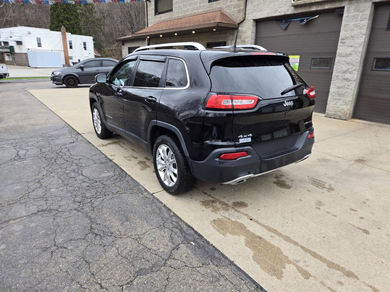 Used 2017 Jeep Cherokee Limited AWD/4WD image 6