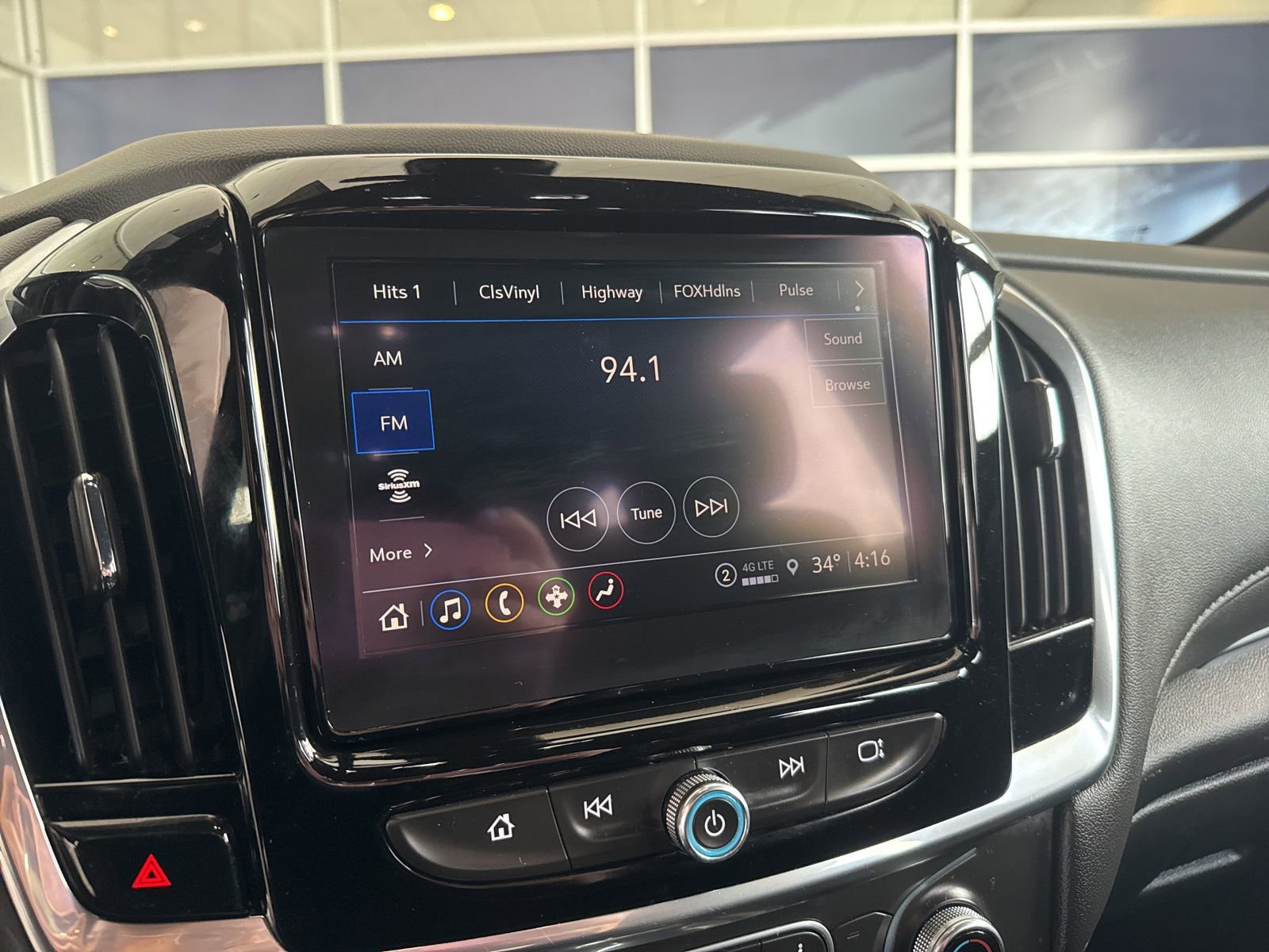 Used 2023 Chevrolet Traverse LT image 34