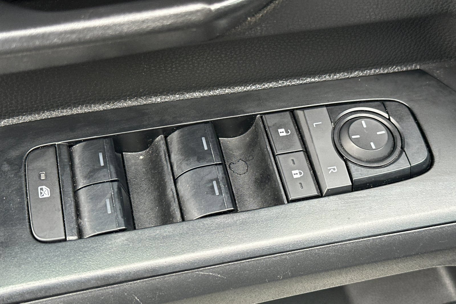 Used 2024 Toyota Tacoma SR5 AWD/4WD image 12
